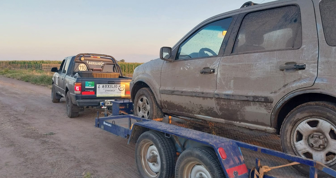 Auxilio mecánico en General Villegas, camión grúa asistiendo un vehículo